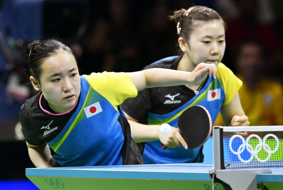 　日本－ドイツ　第３試合でプレーする福原（右）、伊藤組＝リオデジャネイロ（共同）