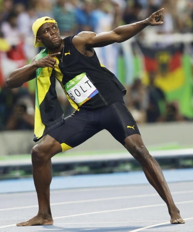 　男子１００メートルで優勝し、得意のポーズをとるジャマイカのウサイン・ボルト＝リオデジャネイロ（共同）