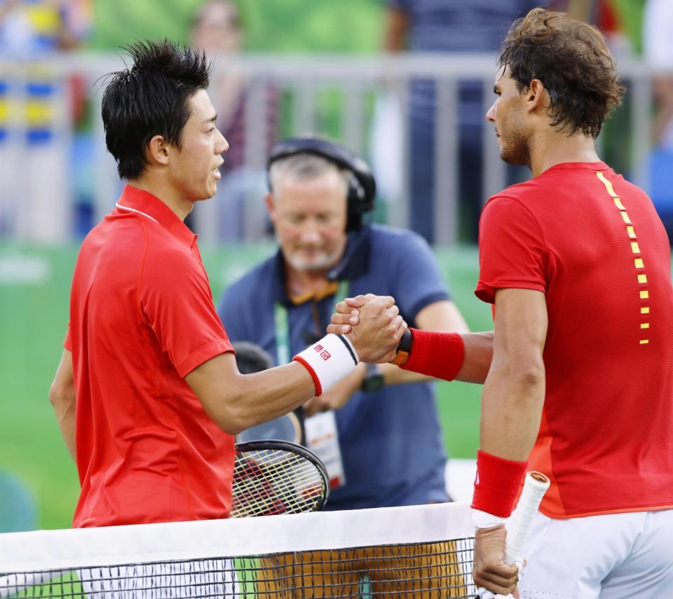 　男子シングルス３位決定戦でナダル（右）を破り、握手を交わす錦織圭。銅メダルを獲得した＝リオデジャネイロ（共同）