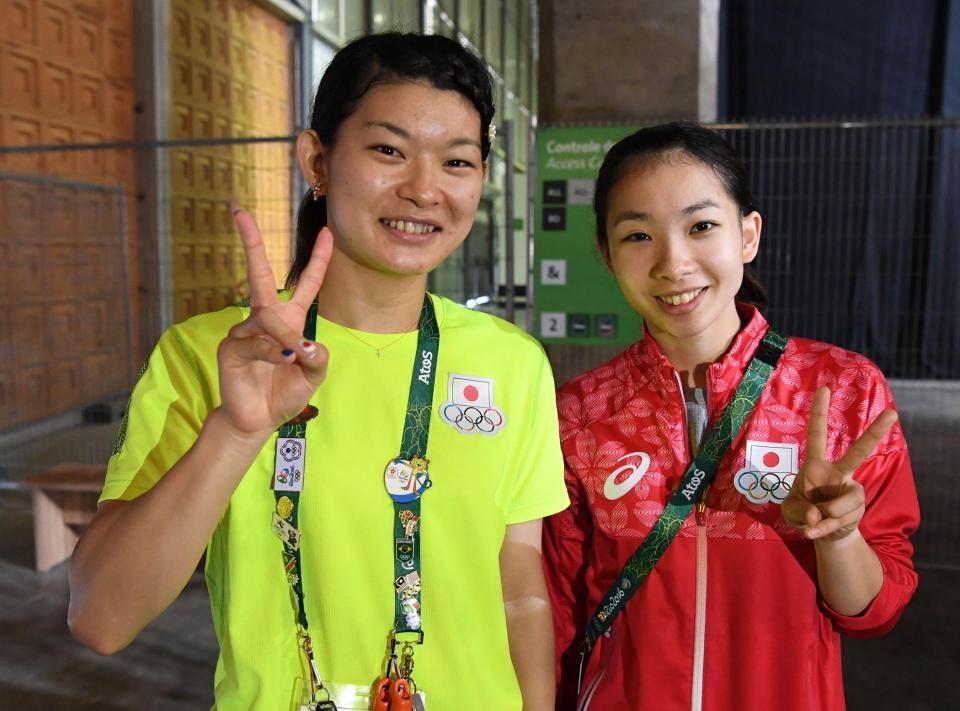 準決勝進出を決めＶサインする高橋礼華（左）と松友美佐紀＝リオデジャネイロ（撮影・棚橋慶太）