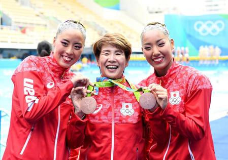 乾友紀子（左）と、三井梨沙子（右）から銅メダルをかけてもらい笑顔の井村コーチ＝リオデジャネイロ（撮影・棚橋慶太）
