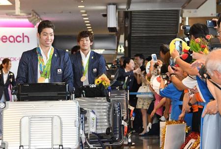 歓声の出迎えに笑顔で帰国した萩野公介ら＝成田空港