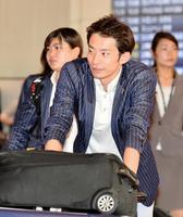 笑顔で帰国した入江陵介＝羽田空港（撮影・園田高夫）