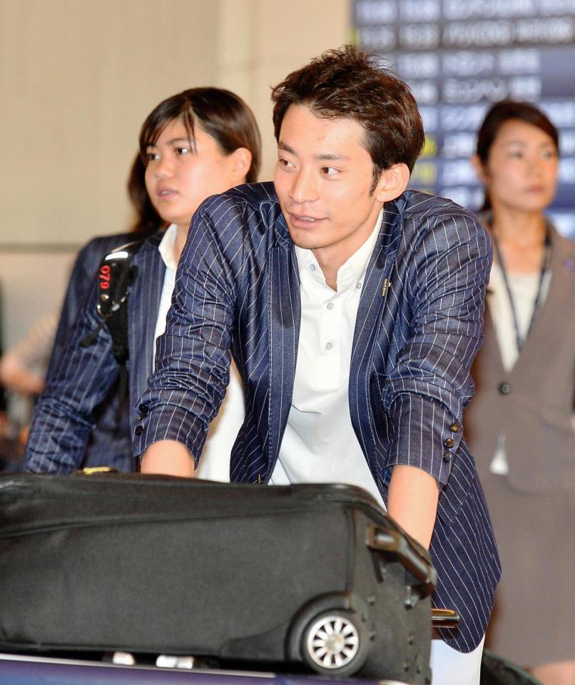 笑顔で帰国した入江陵介＝羽田空港（撮影・園田高夫）