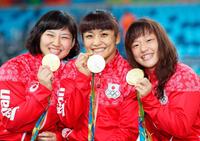 レスリング女子で日本勢が３階級を制覇し、金メダルを手に笑顔を見せる（左から）69キロ級の土性沙羅、58キロ級の伊調馨、48キロ級の登坂絵莉＝リオデジャネイロ（共同）