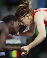 　女子53キロ級３回戦　セネガル選手（左）と対戦する吉田沙保里＝リオデジャネイロ（共同）