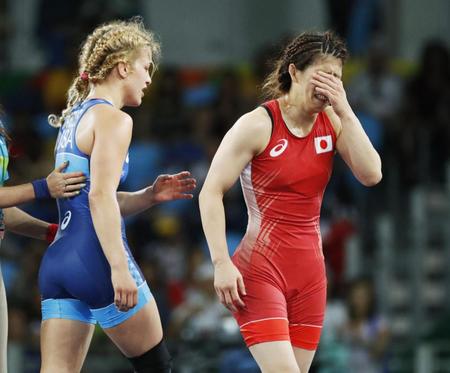 　女子53キロ級決勝　米国のヘレン・マルーリス（左）に敗れ、顔を手で覆う吉田沙保里＝リオデジャネイロ（共同）