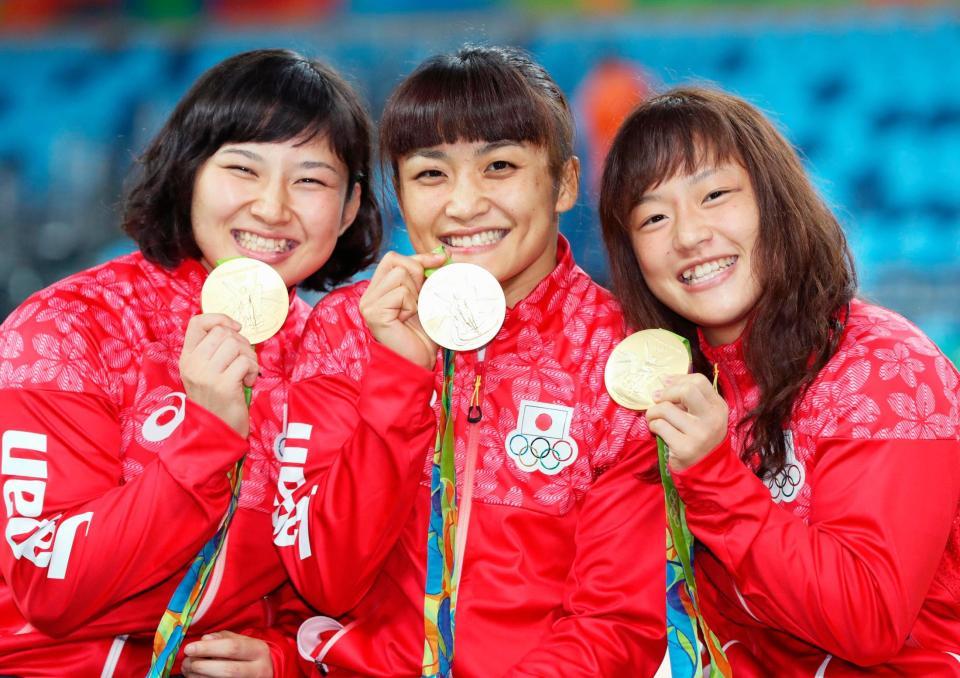 　レスリング女子で日本勢が３階級を制覇し、金メダルを手に笑顔を見せる（左から）土性沙羅、伊調馨、登坂絵莉（共同）