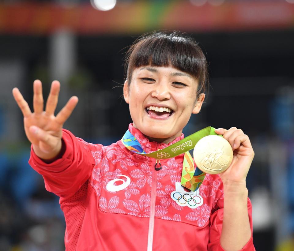 金メダルを手に４連覇のポーズをとる伊調馨（撮影・棚橋慶太）