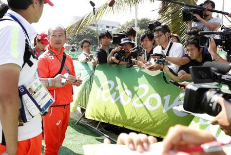 　男子50キロ競歩で荒井広宙が失格とされ、報道陣の質問に答える陸上日本チームの麻場一徳監督（左）＝リオデジャネイロ（共同）