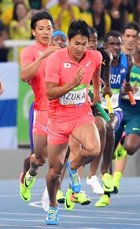 　男子４００メートルリレー決勝　第１走者の山県（左）からバトンを受け走りだす第２走者の飯塚＝リオデジャネイロ（共同）