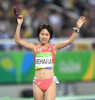 競技終了後にスタンドの応援団に手を振る上原美幸＝リオデジャネイロ（撮影・棚橋慶太）