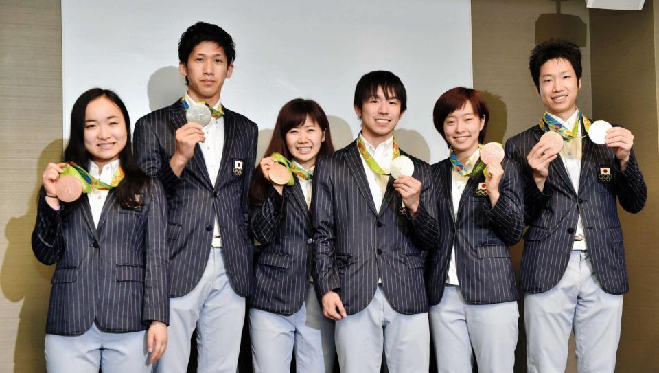 　メダルを手にするリオ五輪卓球日本代表の（左から）伊藤美誠、吉村真晴、福原愛、丹羽孝希、石川佳純、水谷隼