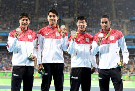 　銀メダルを披露する（左から）山県亮太、飯塚翔太、桐生祥秀、ケンブリッジ飛鳥（撮影・棚橋慶太）
