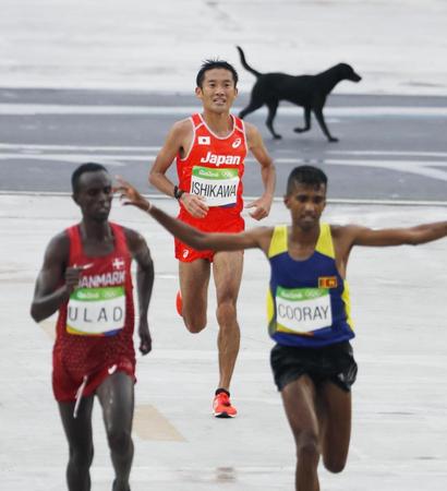 　男子マラソン　ゴールする石川末広＝リオデジャネイロ（共同）