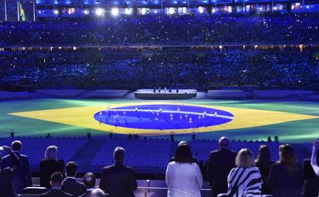 　グラウンドに映し出されたブラジル国旗（共同）