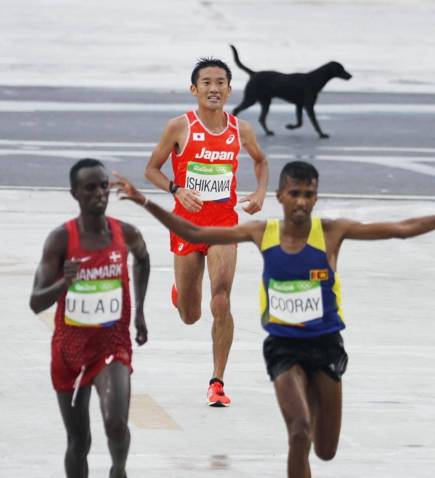 　男子マラソン　ゴールする石川末広＝リオデジャネイロ（共同）