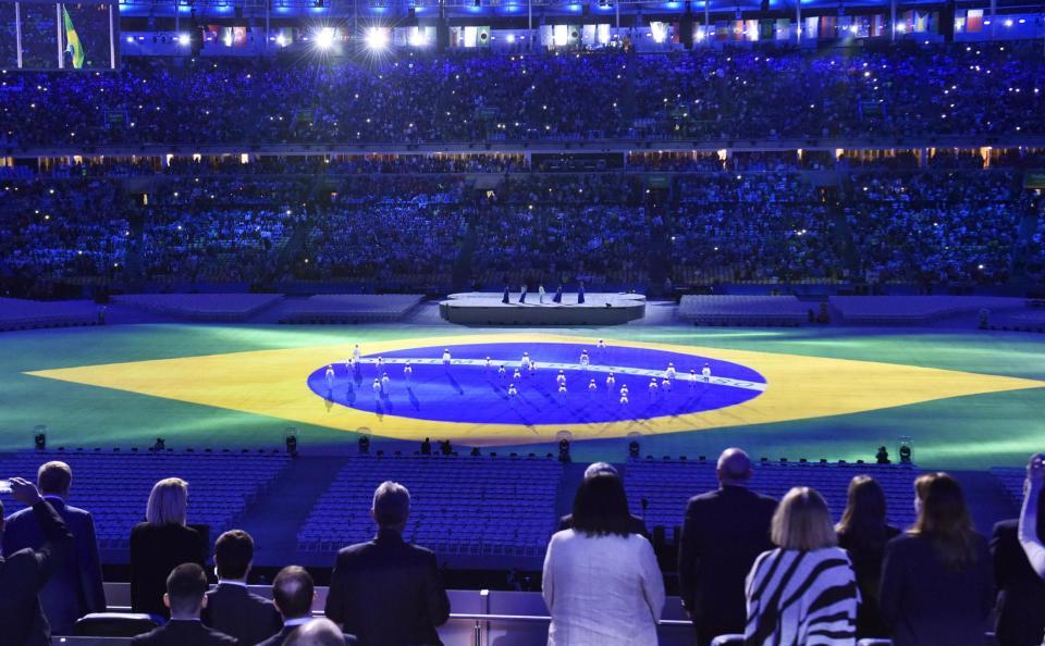 　グラウンドに映し出されたブラジル国旗（共同）