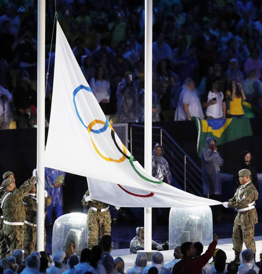 　閉会式で降ろされる五輪旗＝21日、リオデジャネイロ（共同）