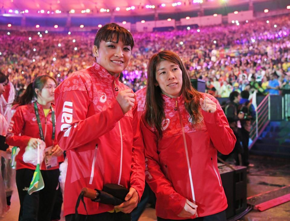 　閉会式のフィナーレで記念写真に納まる、レスリング女子58キロ級で金メダルの伊調馨（左）と同53キロ級で銀の吉田沙保里＝21日、リオデジャネイロ（共同）