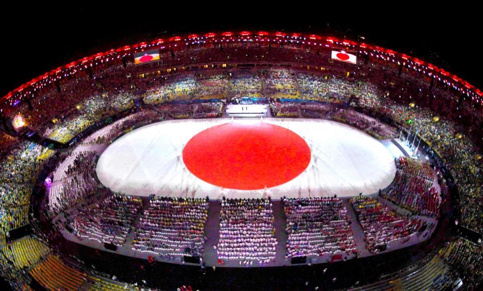 　リオ五輪の閉会式でグラウンドに映し出された日の丸（共同）