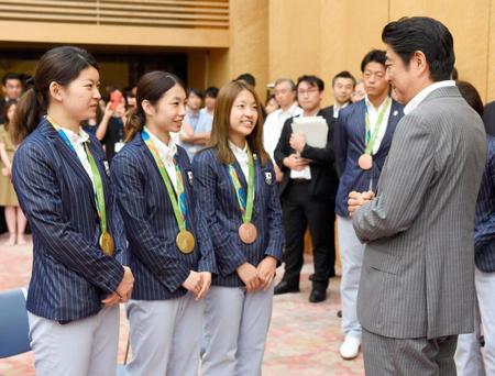 　官邸でバドミントン女子の（左から）高橋礼華、松友美佐紀、奥原希望の３選手と話す安倍首相（共同）