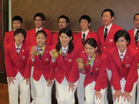 メダルを手に笑顔の前列左から２人目の奥原希望、同中央の高橋礼華、同右から２人目の松友美佐紀