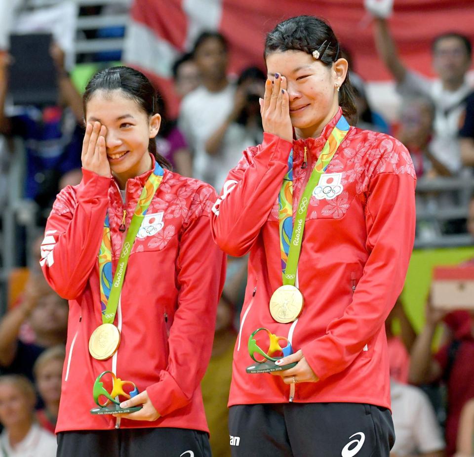 　リオ五輪の表彰台でそろって涙を流す松友美佐紀（左）と高橋礼華