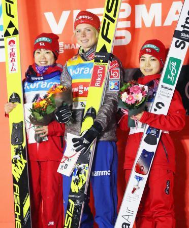 　表彰式で笑顔の（左から）２位の伊藤有希、優勝したマーレン・ルンビ、３位の高梨沙羅＝蔵王