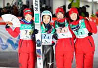 　女子団体で２連勝し、喜ぶ（左から）伊藤有希、高梨沙羅、岩渕香里、勢藤優花の日本チーム