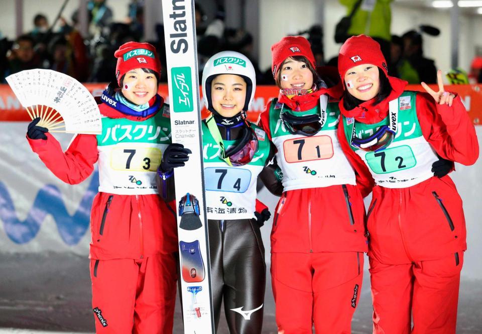 　女子団体で２連勝し、喜ぶ（左から）伊藤有希、高梨沙羅、岩渕香里、勢藤優花の日本チーム