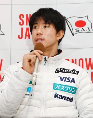 　フリースタイルスキー平昌冬季五輪代表に選ばれ、記者会見する男子モーグルの堀島行真＝２２日午後、羽田空港