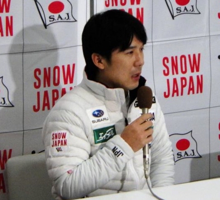 平昌五輪に向けて意気込むエアリアルの田原直哉＝羽田空港