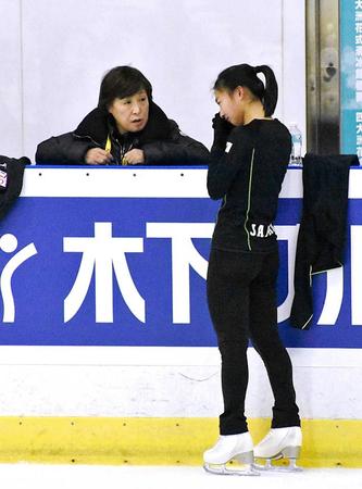 　中野コーチ（左）から声を掛けられ、涙を流す坂本花織