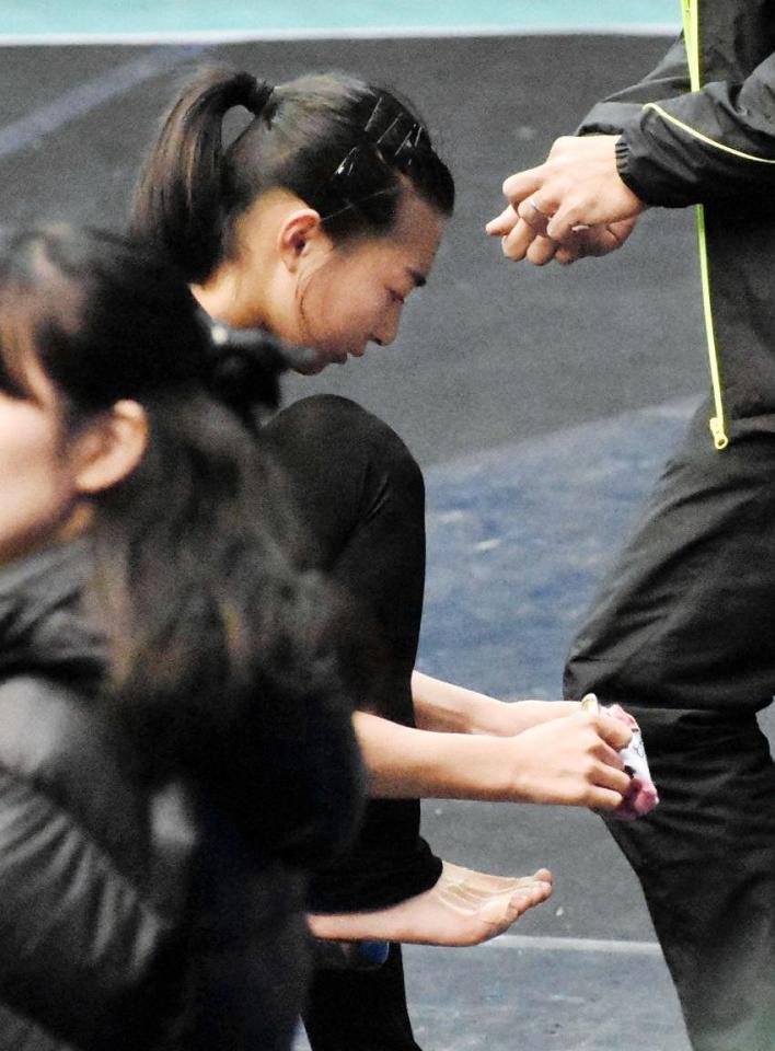 右足小指付近にばんそうこうを貼った坂本花織