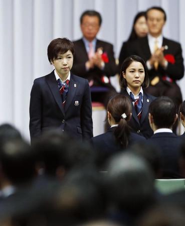 　平昌冬季五輪の結団式で、起立する選手団主将の小平奈緒（左）と旗手代行を務める高梨沙羅