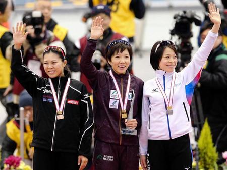 　ソチ五輪日本代表選手選考競技会の女子１０００Ｍで優勝した小平（中央）と２位の住吉さん（右）＝１３年１２月２９日、エムウエーブ