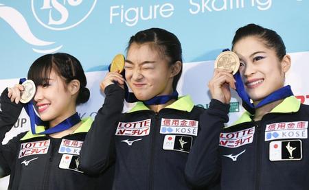 　記者会見を終え、メダルを手におどけたポーズをとる（左から）２位の三原舞依、優勝した坂本花織、３位の宮原知子＝台北（共同）