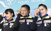 　記者会見を終え、メダルを手におどけたポーズをとる（左から）２位の三原舞依、優勝した坂本花織、３位の宮原知子＝台北（共同）