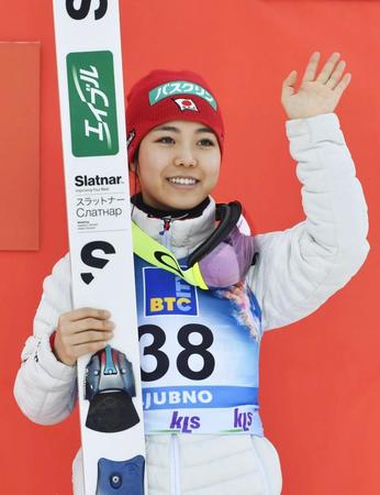 　３位になり、歓声に応える高梨沙羅＝リュブノ（共同）