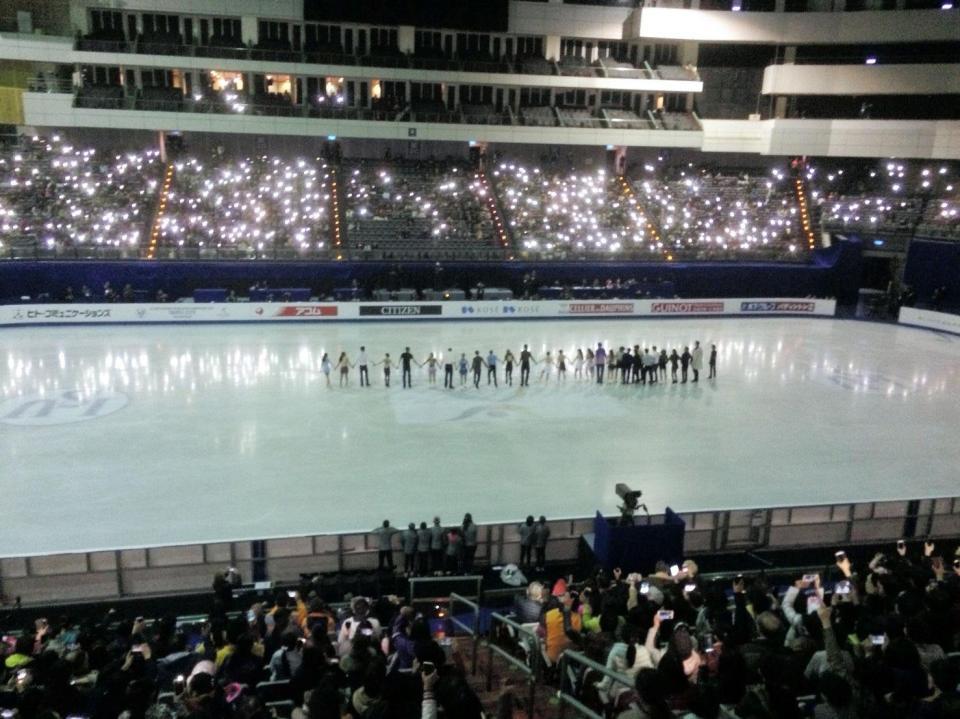 フィギュアスケート・四大陸選手権のエキシビション中に会場が停電したが、客席からの光でリンクが照らし出された