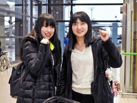 　関西空港に到着し、笑顔でポーズを決める坂本花織（右）と三原舞依