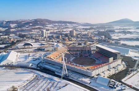 　平昌五輪の開閉会式が行われる五輪スタジアム＝２０１７年１２月（共同）