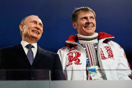 　ソチ冬季五輪の閉会式で、ボブスレーで金メダルを獲得したズブコフ（右）と笑顔を見せるプーチン大統領。ズブコフはドーピング再検査で失格処分となった＝２０１４年２月、ソチ（ロイター＝共同）