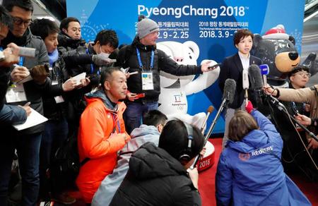 　韓国東部の襄陽空港に到着し、報道陣の質問に答える小平奈緒（右）＝共同