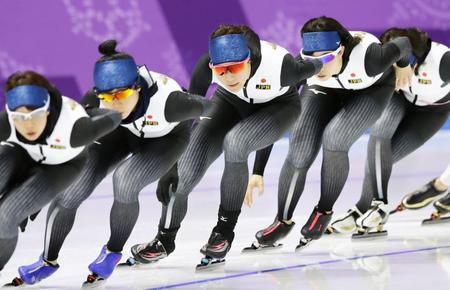 　本番リンクで練習するスピードスケート女子の菊池彩花（中央）ら＝江陵（共同）