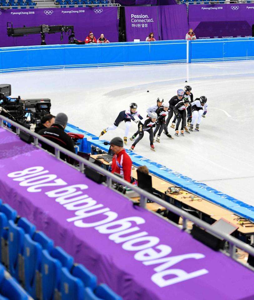 　アメリカ代表と合同で練習するショートトラック日本代表の選手ら（撮影・高部洋祐）