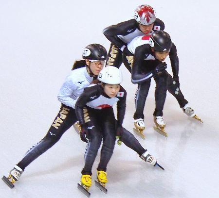 　リレーの練習をするショートトラック女子の菊池純礼（手前上）、男子の坂爪亮介（奥上）ら日本代表選手たち＝江陵（共同）