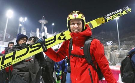 　スキー・ジャンプ男子ノーマルヒルの公式練習を終え、笑顔で引き揚げる葛西紀明（共同）