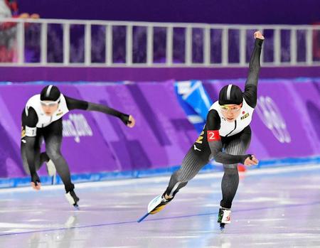 　郷亜里砂（左）と５００メートルのタイムトライアルを競う小平奈緒